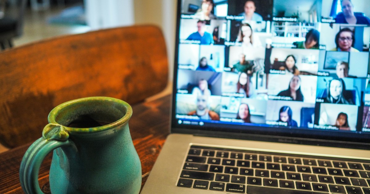 Profesional en videollamada de conciliación trabajando desde casa con laptop